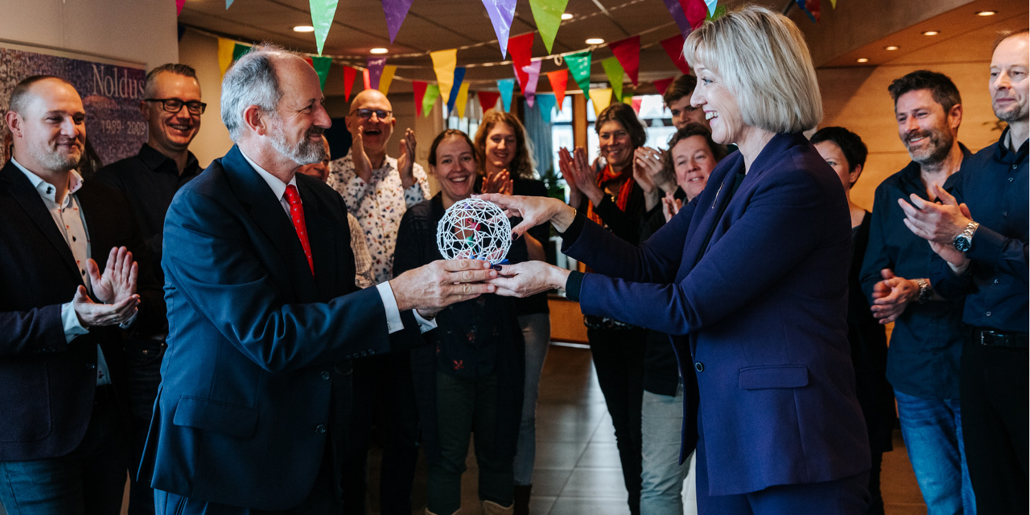 Sigrid Helbig overhandigt Parel-award aan Lucas Noldus Noldus IT; Parels 2019