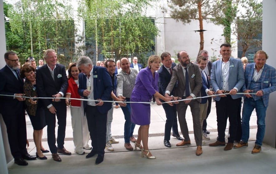 Het doorknippen van een lint