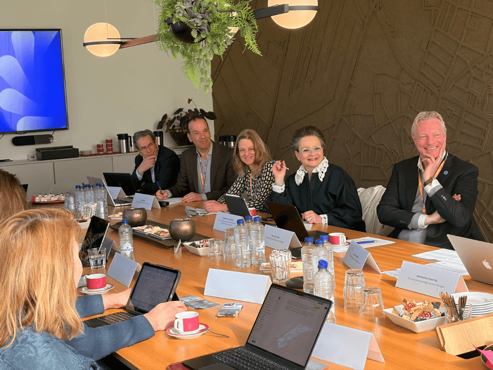 De boardleden aan een vergadertafel