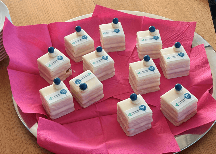 Gebakjes met 10 jaar The Economic Board erop