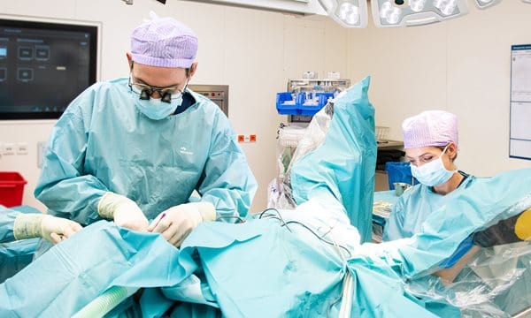 Onderzoekers Radboudumc in operatie die de clitoris herstelt