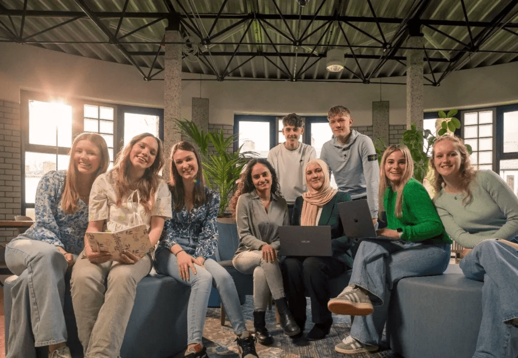 Studenten samen op een tafel