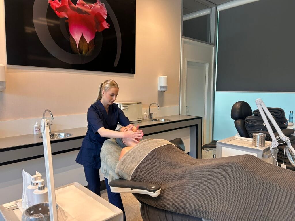 Linn aan het behandelen in de salon