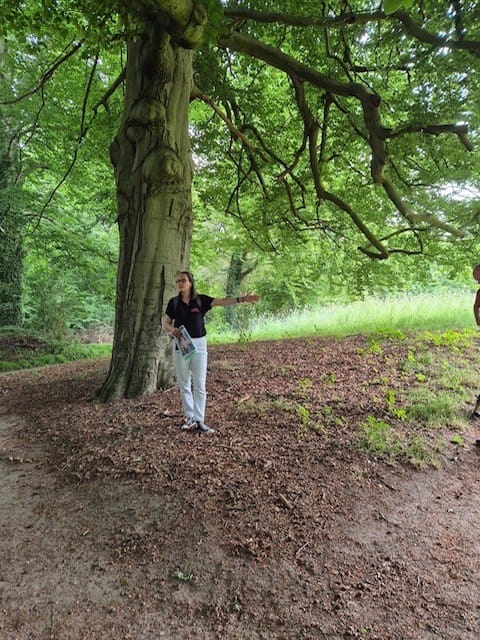 Karin als facilitator van de Deep Time Walk