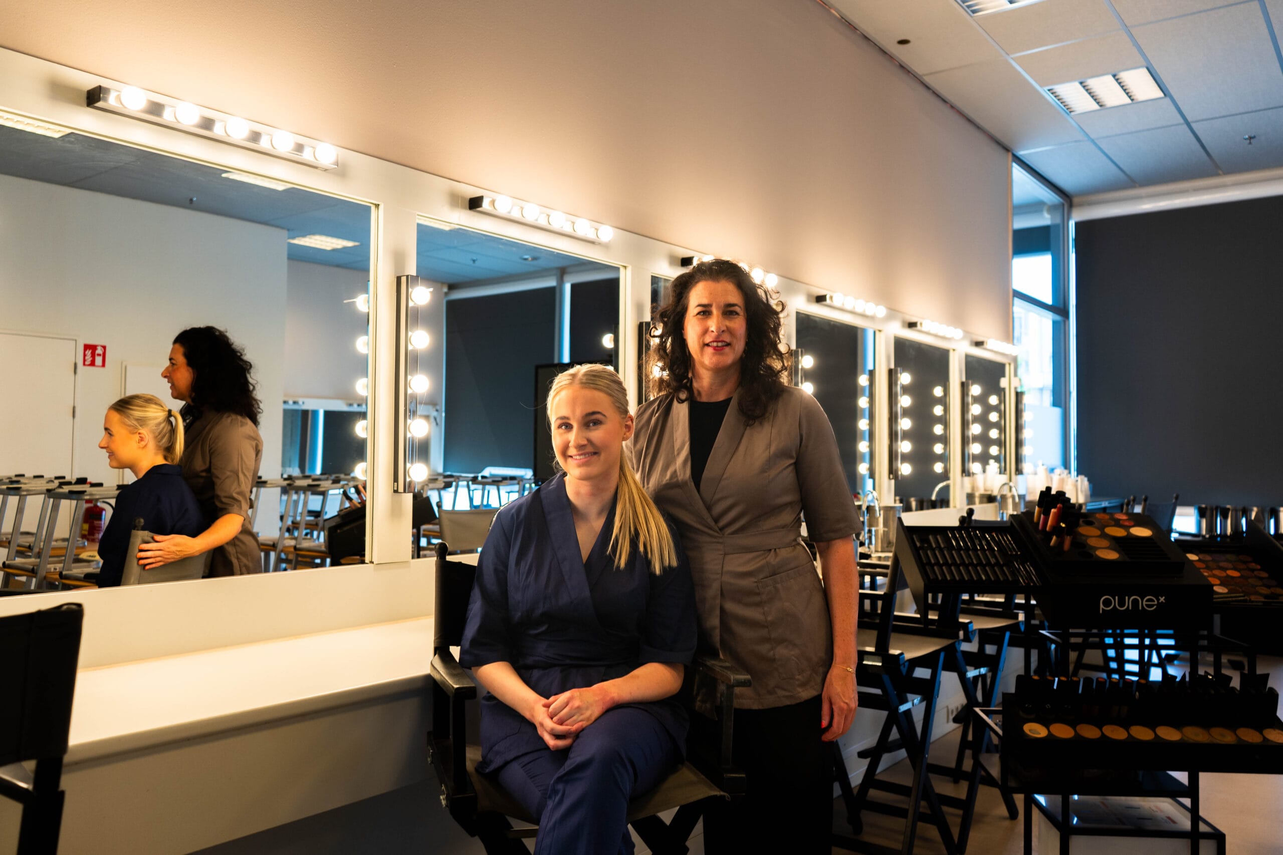 Linn Kappen zit met haar begeleider Nellie van Steenbergen in de salon
