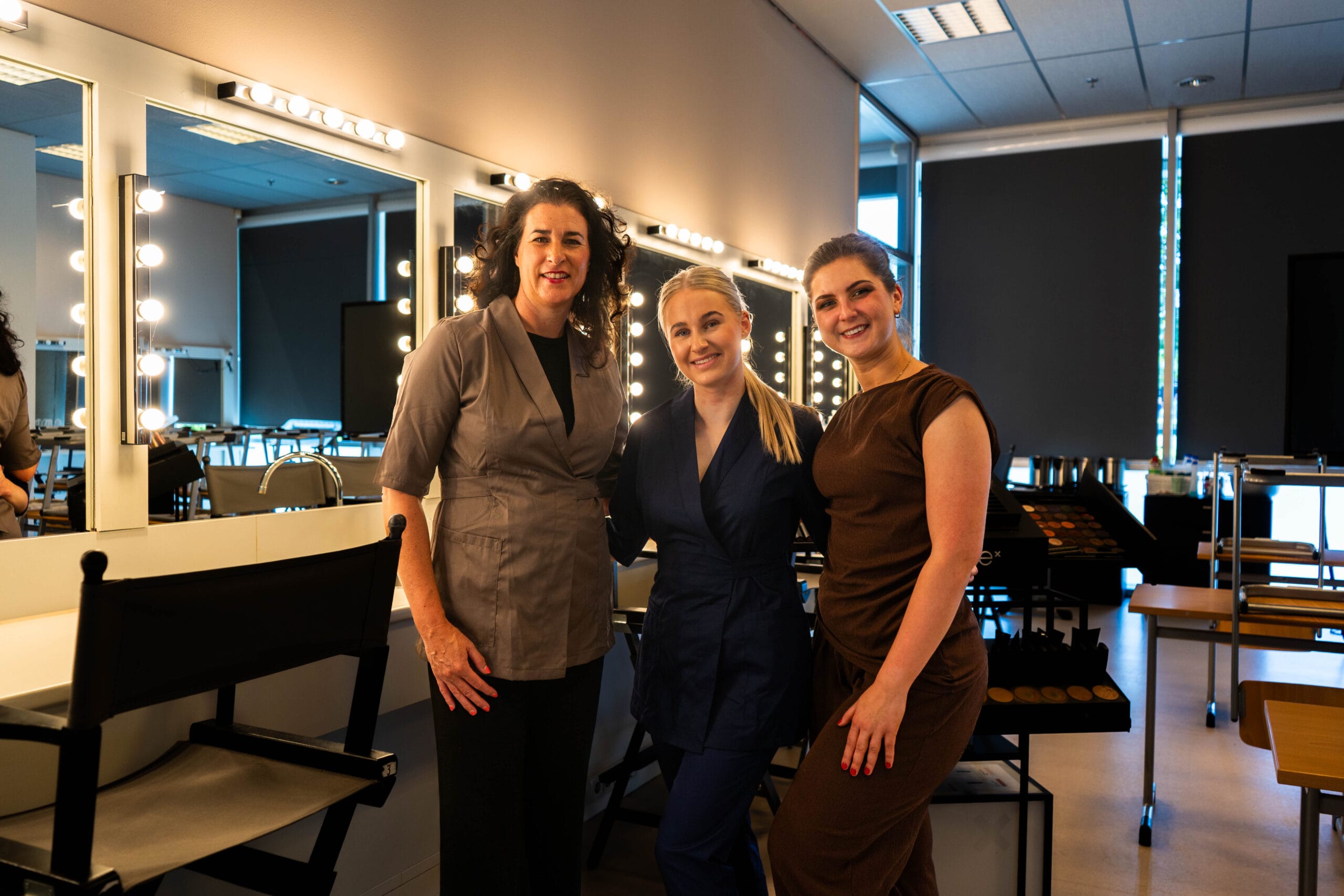 Nellie, Linn en voormalige student