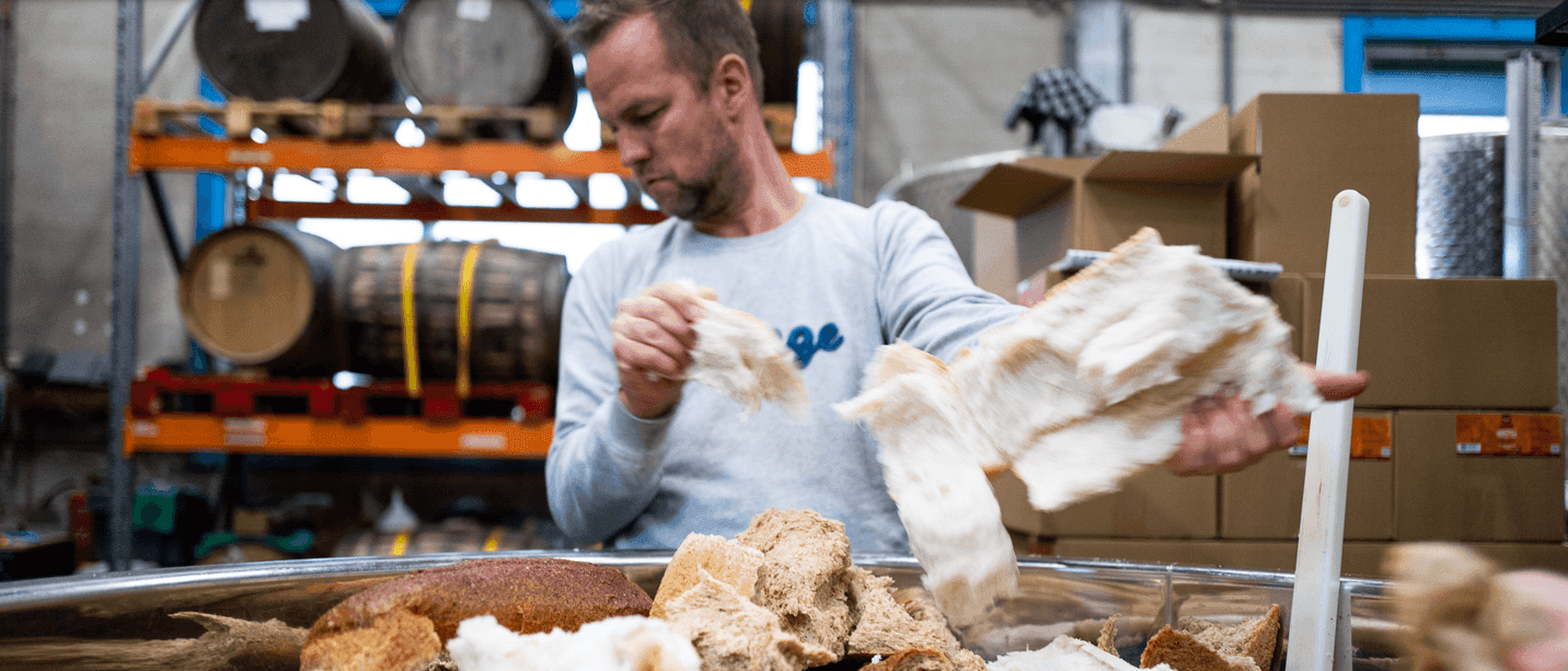 Oud brood gaat in de ketel