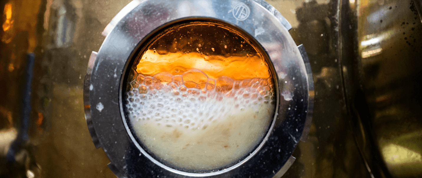 Het brood is aan het gisten in een brouwvat