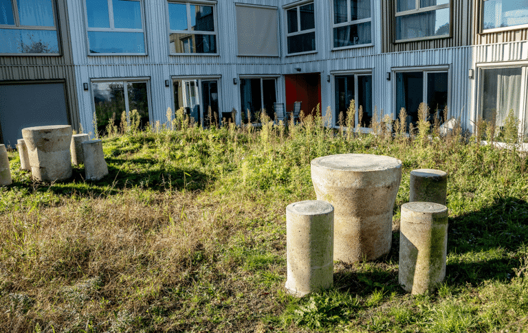 gebouw met groene buitenruimte