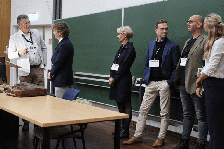 Wethouder Tobias van Elferen schrijft nieuwe leden in